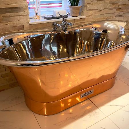 Pamper Yourself In Our Double Sized Copper Tub -2 Bedroom Villa อินเวอร์เนส ภายนอก รูปภาพ