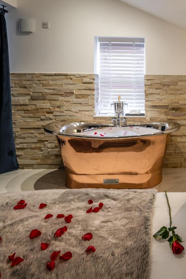 Pamper Yourself In Our Double Sized Copper Tub -2 Bedroom Villa อินเวอร์เนส ภายนอก รูปภาพ